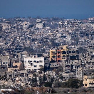 Zerstörte Gebäude sind vom Süden Israels aus im Gazastreifen zu sehen. In Sachen Waffenruhe und Geisel-Freilassung gibt es wohl Fortschritte. Vielleicht werden morgen letzte Details geklärt.