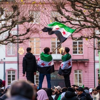 Exil-Syrer feiern in mainz den Sturz des Assad-Regime. Jetzt prüft die Bundesregierung, ob es eine Sonderregelung für Heimatbesuche geben wird.