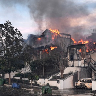 Feuerwehrleute in Los Angeles löschen einen Hausbrand: Mehrere Anwohner verklagen einen Stromversorger aus dem Raum LA, der für eines der großen Feuer verantwortlich sein soll.