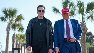 Der designierte US-Präsident Donald Trump (r) geht mit Elon Musk vor dem Start des sechsten Testflugs der SpaceX Starship-Rakete. (zu dpa: «Trump verlangt Haushalts-Blockade der Republikaner»)