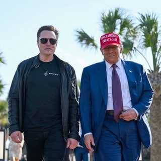 Der designierte US-Präsident Donald Trump (r) geht mit Elon Musk vor dem Start des sechsten Testflugs der SpaceX Starship-Rakete. (zu dpa: «Trump verlangt Haushalts-Blockade der Republikaner»)