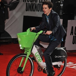 Timothée Chalamet fuhr bei der britischen Filmpremiere von "A Complete Unknown" mit einem grünen Lime-Leihfahrrad bis auf den roten Teppich.