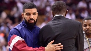 Der kanadische Rapper Drake (l) gibt Dwane Casey, Trainer von Toronto, beim Verlassen des Spiels, zwei Minuten vor Ende der Partie, einen Klaps auf den Rücken. Foto: Frank GunnThe Canadian PressAPdpa