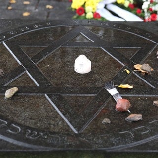 Blick am 11.11.2024 in der Hanse- und Universitätsstadt Rostock auf den jüdischen Friedhof Am Lindenpark mit einem übergroßen Davidstern im Mittelpunkt der mit einer Kerze geschmückt ist. Der Friedhof wurde um 1831 angelegt und war der erste stätische Friedhof der Stadt.