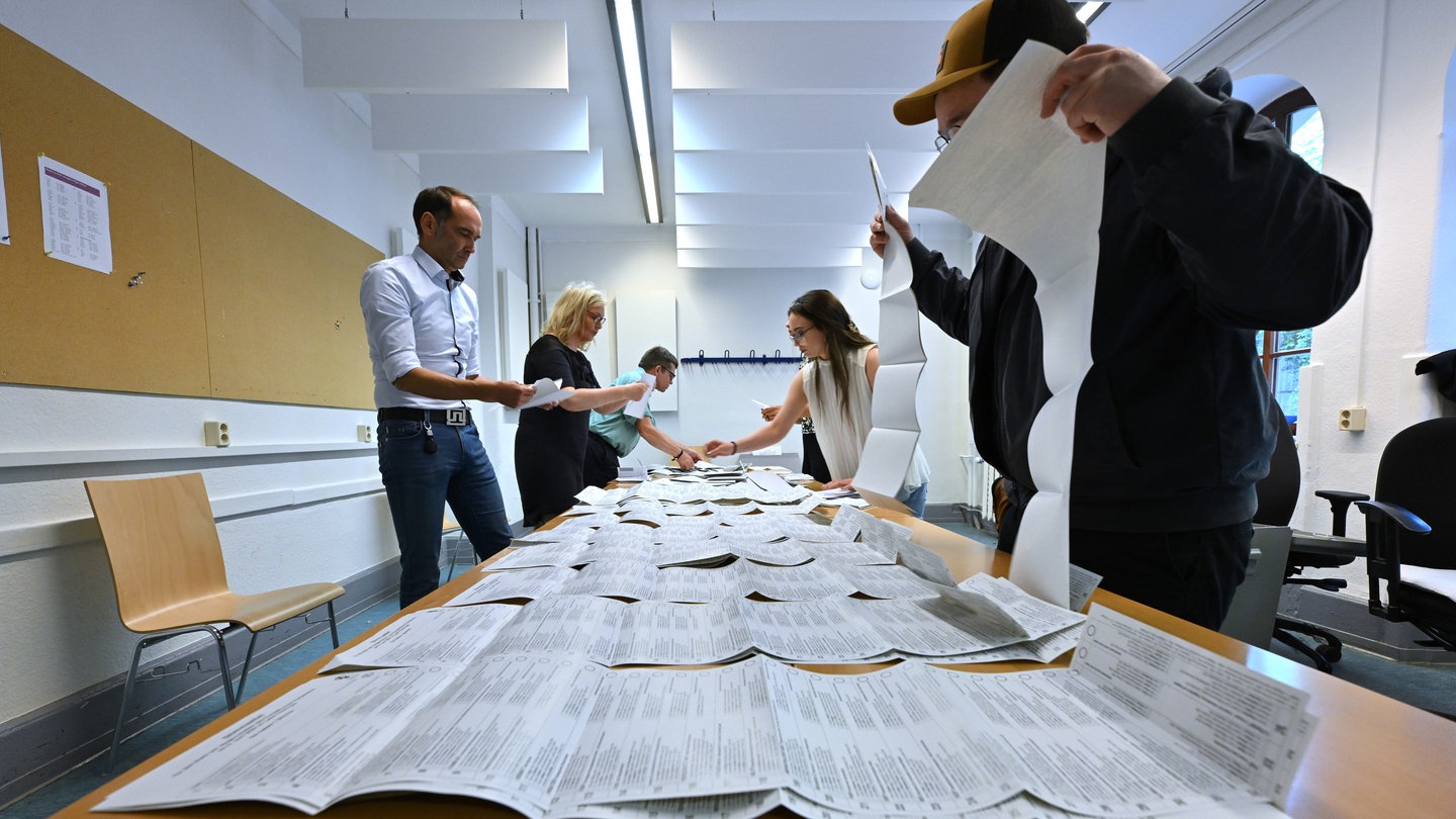 Wahlhelfer sortieren Stimmzettel in einem Wahllokal: Für die Bundestagswahl im Februar werden in einigen Städten noch Wahlhelfer gesucht.