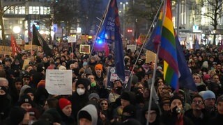 Teilnehmer der Demonstration in Hamburg gegen die AfD und den Besuch von Alice Weidel. 16.000 Menschen sind bei den Protesten in Hamburg auf die Straße gegangen.