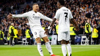 Vinicius Junior feiert mit Kylian Mbappe. Gegen Celta Vigo musste Real Madrid im Achtelfinale zittern. Dann haben Endrick und Valverde mit wilden Toren zugeschlagen.