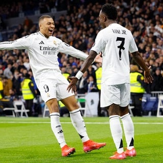 Vinicius Junior feiert mit Kylian Mbappe. Gegen Celta Vigo musste Real Madrid im Achtelfinale zittern. Dann haben Endrick und Valverde mit wilden Toren zugeschlagen.