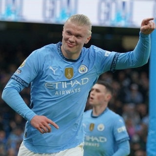 Fußball: Premier League, England, 20. Spieltag, Manchester City - West Ham United. Erling Haaland von Manchester City jubelt über sein Tor zum 2:0.