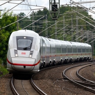 Intercity Express ICE: In Ingolstadt ist ein Mann auf einen anfahrenden ICE gesprungen und hat sich rund 30 Kilometer lang außen am Zug festgehalten.