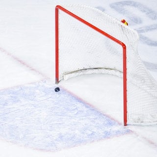 Ein leeres Eishockey-Tor. Beim Match zwischen Ingolstadt und Bremerhaven wurde die Halle geräumt. Offenbar war ein giftiges Gas ausgetreten.