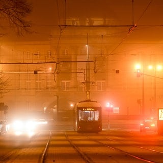 Im Nebel ist das Opernhaus im Zentrum der Europäischen Kulturhauptstadt Chemnitz zu sehen.