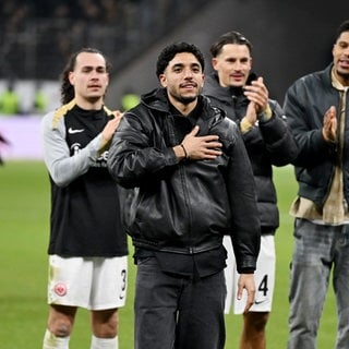 Bundesliga, Eintracht Frankfurt - Borussia Dortmund, 18. Spieltag, Deutsche Bank Park. Frankfurts Omar Marmoush (2vl) verabschiedet sich nach dem Spiel von den Fans.