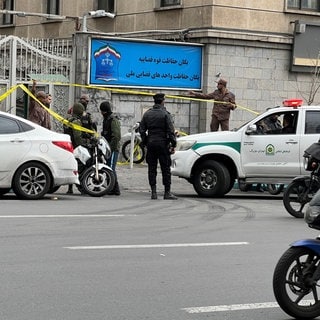 Polizisten sperren in der iranischen Hauptstadt Teheran einen Tatort am Justizgebäude ab. Ein Unbekannter hat dort zwei einflussreiche Richter erschossen.