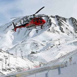 Ein Hubschrauber fliegt über das Skigebiet Astun. Bei einem Skilift-Unfall sind im spanischen Astún mehr als 30 Menschen verletzt worden.