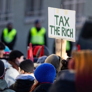 Auf einem Schild steht "Tax the rich". Hunderte Menschen demonstrierten für Klimagerechtigkeit unter dem Titel «Strike WEF» in Davos. 