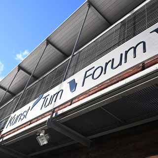 Ein Schild mit der Aufschrift "Kunst Turn Forum" ist am Gebäude des Kunst Turn Forums in Stuttgart angebracht. (zu dpa: «Turn-Skandal: Trainer freigestellt - DOSB fordert Aufklärung»)