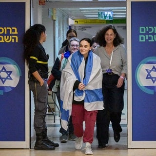 Dieses vom Presseamt der israelischen Regierung zur Verfügung gestellte Foto zeigt Emily Damari bei ihrer Ankunft in einem Krankenhaus in Israel, nachdem sie aus der Gefangenschaft von Hamas im Gazastreifen befreit wurde.