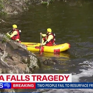 in von 9NEWS zur Verfügung gestellter Screenshot zeigt Rettungskräfte im Einsatz an den Wappa Falls, wo zwei Jugendliche ums Leben gekommen sind.