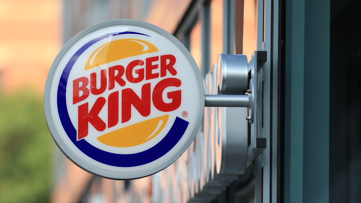 Ein Schild von Burger King: Die Filiale in Wittlich ist wegen Norovirus geschlossen.