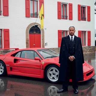 F1-Rennfahrer Lewis Hamilton hat die ersten offiziellen Fotos mit Scuderia Ferrari gepostet - und das Internet rastet aus!