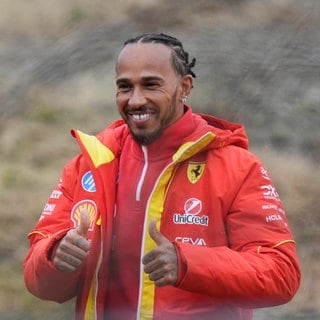 F1-Rennfahrer Lewis Hamilton hat die ersten offiziellen Fotos mit Scuderia Ferrari gepostet - und das Internet rastet aus!