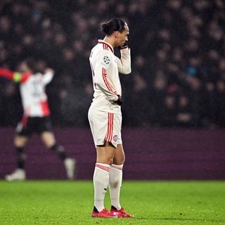 Fußball: Champions League, Feyenoord Rotterdam - Bayern München. Münchens Leroy Sané reagiert nach Rotterdams Treffer zum 3:0.