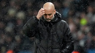 Manchester Citys Cheftrainer Pep Guardiola scheint ratlos. Trotz 2:0-Führung hat ManCity das Spiel in Paris heftig vergeigt. Peps Team droht das Aus in der Champions League.