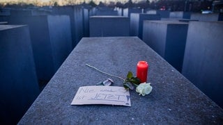 Eine Kerze, eine Rose sowie ein Schild mit der Aufschrift «Nie wieder jetzt!» anlässlich des Internationalen Tags des Gedenkens an die Opfer des Holocaust. Laut einer Umfrage lässt das Wissen über den Holocaust vor allem bei jungen Menschen nach.