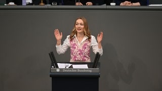 Emily Vontz (SPD) spricht im Bundestag. Bei der nächsten Bundestagswahl tritt die jüngste Abgeordnete aber nicht mehr an.