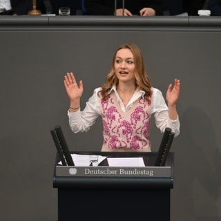 Emily Vontz (SPD) spricht im Bundestag. Bei der nächsten Bundestagswahl tritt die jüngste Abgeordnete aber nicht mehr an.