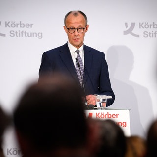 Friedrich Merz spricht vor Kameras