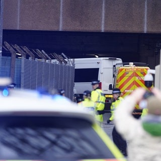 Ein Gefangenentransporter, in dem der Angeklagte vermutet wird, kommt am Liverpool Crown Court zur Strafmaßverkündung an, nachdem der Angeklagte die Morde an drei Mädchen in einem Tanzkurs in Southport zugegeben hat. 