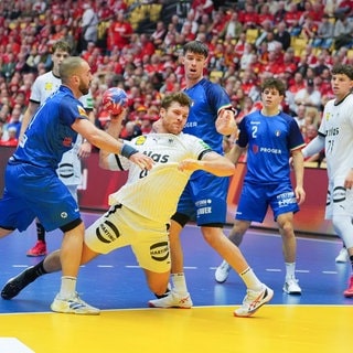 Bei der Handball-WM steht Deutschland im Viertelfinale. Das Team von Bundestrainer Gislason setzte sich im dänischen Herning mit 34:27 gegen Italien durch.