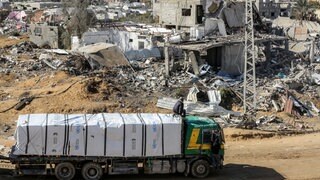 Lastwagen mit humanitärer Hilfe des Hilfswerks der Vereinten Nationen für Palästinaflüchtlinge im Nahen Osten (UNRWA) fahren über die Grenze. Durch die Waffenruhe können aktuell deutlich mehr Hilfsgüter an die vom Krieg betroffenen Menschen geliefert werden.