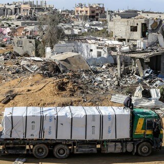 Lastwagen mit humanitärer Hilfe des Hilfswerks der Vereinten Nationen für Palästinaflüchtlinge im Nahen Osten (UNRWA) fahren über die Grenze. Durch die Waffenruhe können aktuell deutlich mehr Hilfsgüter an die vom Krieg betroffenen Menschen geliefert werden.