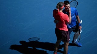 Novak Djokovic und Alexander Zverev nach dem abgebrochenen Match. Durch eine Verletzung von Novak Djokovic war das aber sehr kurz - Zverev steht im FInale der Australian Open.