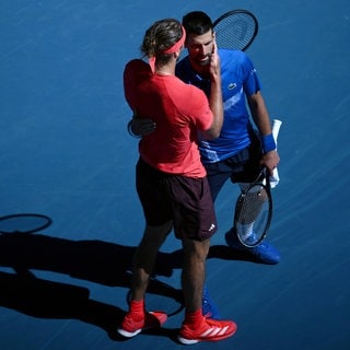 Novak Djokovic und Alexander Zverev nach dem abgebrochenen Match. Durch eine Verletzung von Novak Djokovic war das aber sehr kurz - Zverev steht im FInale der Australian Open.