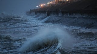 Der Sturm Eowyn fegt über Irland und England und sorgt für hohe Wellen.