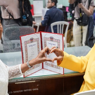 Ein LGBTQ-Pärchen heiratet in Thailand.