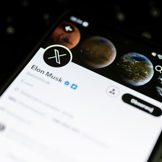 Ein X-Logo ist auf dem Konto von Besitzer Musk auf einem Smartphone zu sehen. Musk soll unzufrieden mit den Geschäftszahlen sein.