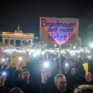 Tausende Menschen nehmen an der Protestaktion "Lichtermeer gegen den Rechtsruck" für die Demokratie teil.