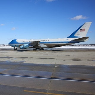 Die Air Force One ist das Regierungsflugzeug, mit dem der Präsident der USA unterwegs ist. Im Moment ist das Donald Trump.