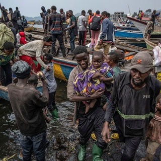 Menschen, die vor dem Vormarsch der M-23-Rebellen fliehen, kommen mit ihren Habseligkeiten in Booten in Goma, Demokratische Republik Kongo, an.