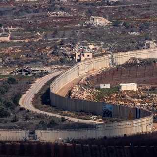 Eine Mauer markiert die israelisch-libanesische Grenze in der Nähe des Dorfes Odaisseh im Südlibanon, aufgenommen im Norden von Israel.