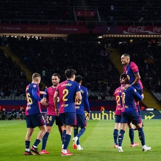 Spieler des FC Barcelna feier ein Tor gegen den FC Valencia. Das Match endete 7:1 für Barca. Das Team von Hansi Flick hat damit die 100-Tor-Marke geknackt.