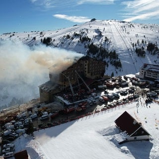 Feuer in einem Hotel im Skigebiet von Kartalkaya in der Provinz Bolu im Nordwesten der Türkei. Jetzt sitzen 19 Menschen in U-Haft.