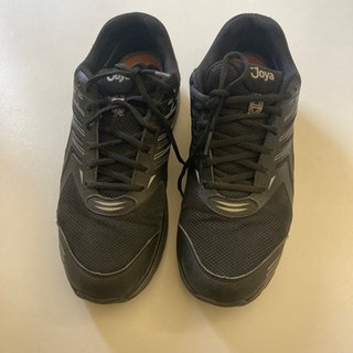 Wer vermisst diese schwarzen Schuhe? Sie können bei der Polizei in Heidelberg abgeholt werden.