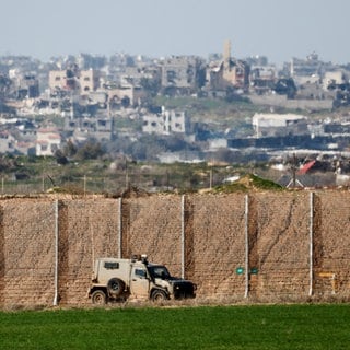 Israelischer Militär-Jeep patroulliert an der Grenze zu Gaza