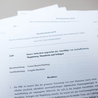 Kopien der Beschlussniederschrift nach einer Sondersitzung der Innenministerkonferenz. Nach einem Messernagriff in Aschaffenburg werden Änderungen gefordert. 